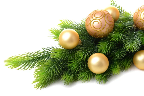 Boules de Noël sur sapin, isolées sur blanc — Photo