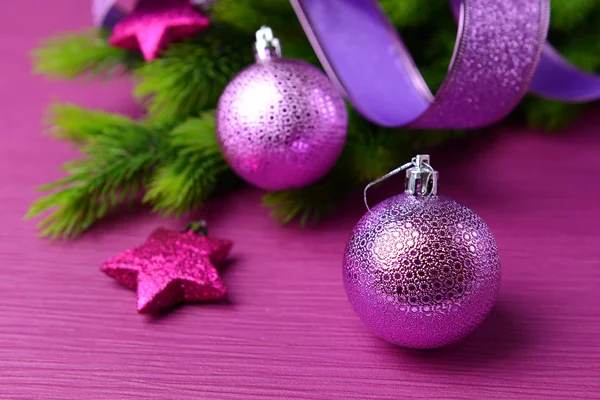 Bolas de Natal na árvore de abeto, no fundo de cor — Fotografia de Stock