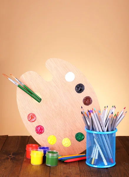 Composición de varias herramientas creativas en la mesa sobre fondo beige — Foto de Stock