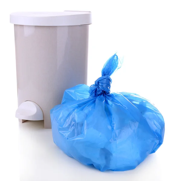 Hulladékgyűjtő és műanyag szemetes zsákot, elszigetelt fehér — Stock Fotó
