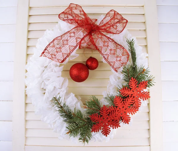 Corona de Navidad sobre fondo de madera — Foto de Stock