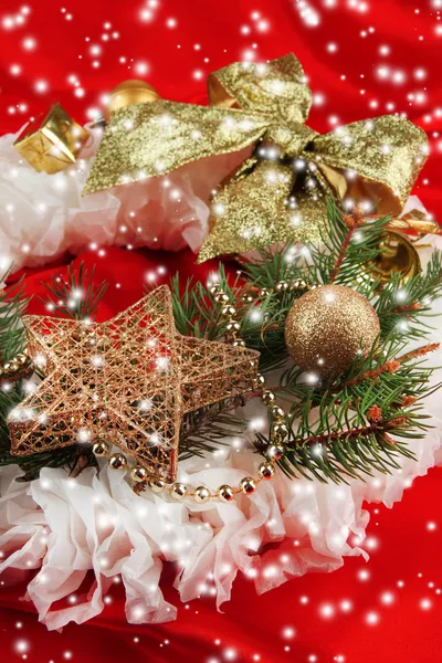 Boże Narodzenie wieniec na tkanina tło — Zdjęcie stockowe