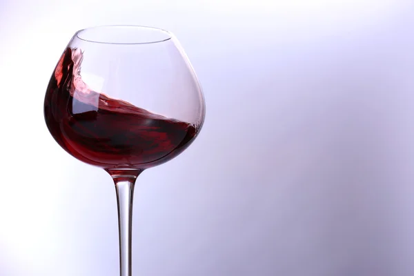 Wijnglas met rode wijn, geïsoleerd op wit — Stockfoto