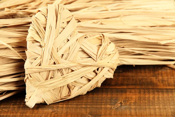 手工制作的装饰秸秆和稻草，木制的背景上心 — 图库照片