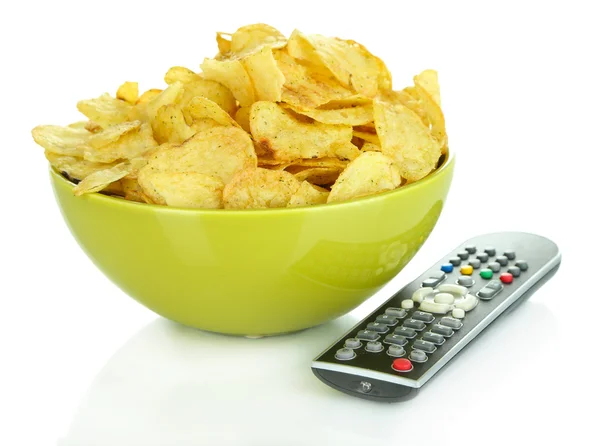 Chips in ciotola e telecomando isolato su bianco — Foto Stock