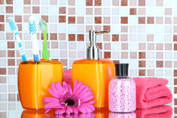 Cosmetici e accessori da bagno su sfondo piastrelle a mosaico — Foto Stock