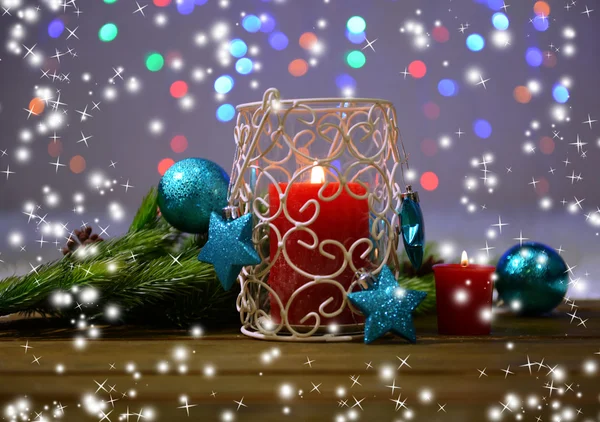 Kaarsen en Kerstdecoratie op lichte achtergrond — Stockfoto