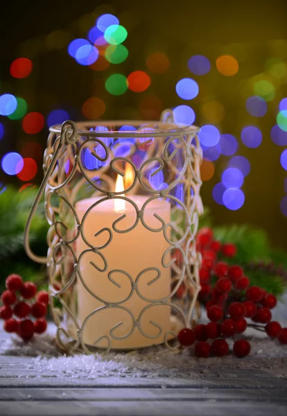 Vela y brote de árbol de Navidad en la mesa de madera sobre fondo brillante —  Fotos de Stock