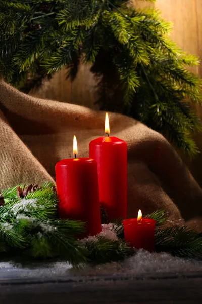 Ljus och Juldekoration på trä bakgrund — Stockfoto