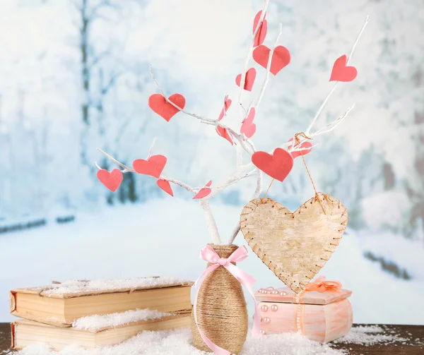 Branche décorative avec des cœurs, sur fond d'hiver — Photo