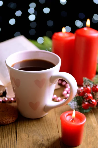 Komposition von Buch mit Tasse Kaffee und Weihnachtsdekoration auf Tisch auf dunklem Hintergrund — Stockfoto