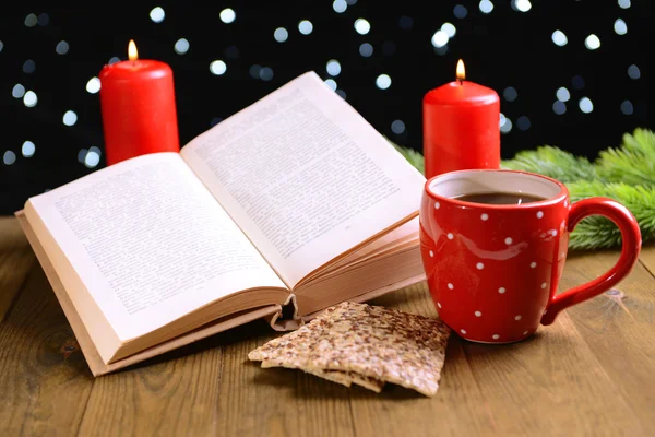 Composição do livro com xícara de café e decorações de Natal na mesa no fundo escuro — Fotografia de Stock