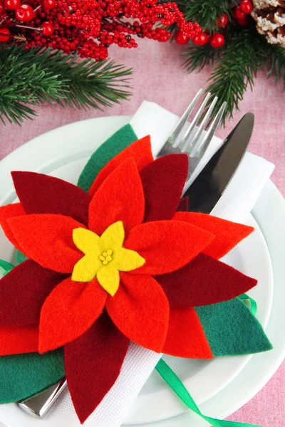 Kerst tabel instelling met feestelijke decoraties close-up — Stockfoto