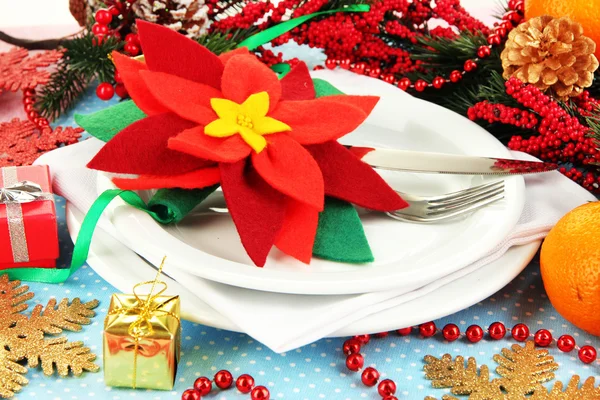 Cenário de mesa de Natal com decorações festivas close-up — Fotografia de Stock