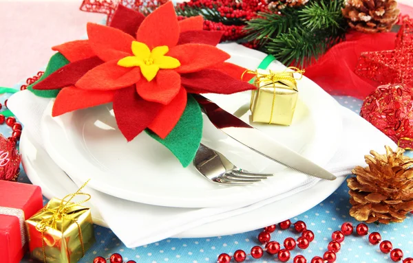 Christmas table setting with festive decorations close up — Stock Photo, Image