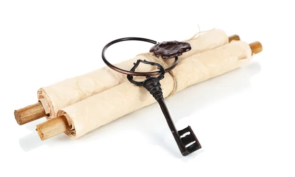 Античные ключи и свиток, изолированные на белом — стоковое фото