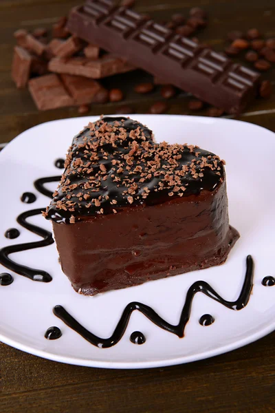 Süße Torte mit Schokolade auf dem Teller in Großaufnahme — Stockfoto