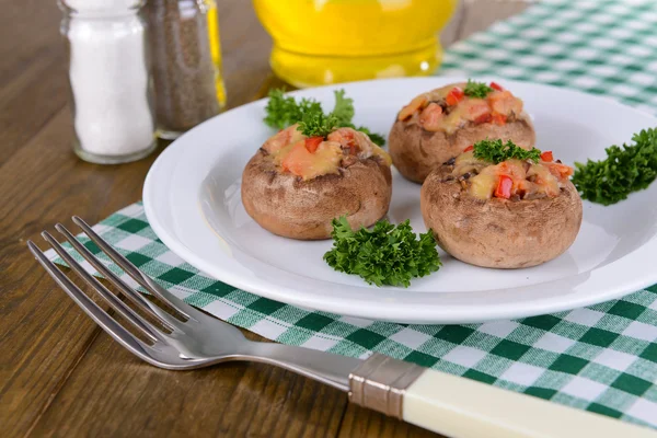 Gevulde champignons op plaat op tabel close-up — Stockfoto