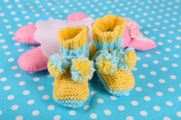 Chaussons au crochet pour bébé, sur fond de couleur — Photo