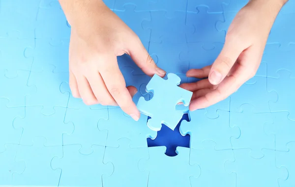 Hand holding puzzle piece, close up — Stock Photo, Image