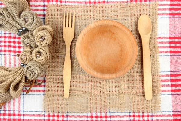 Mesa rústica con plato, tenedor y cuchara —  Fotos de Stock