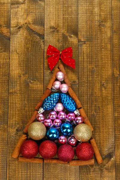 Árbol de Navidad de juguetes de Navidad en la mesa de madera de primer plano —  Fotos de Stock