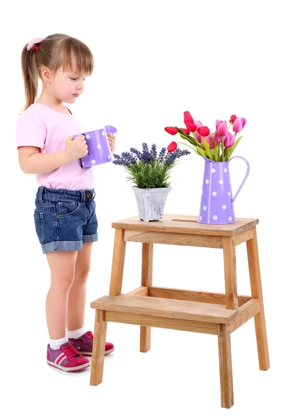 Belle petite fille et se tenir avec des fleurs isolées sur blanc — Photo