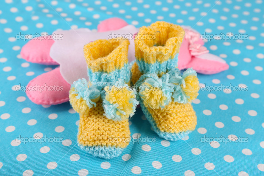 Chaussons Au Crochet Pour Bebe Sur Fond De Couleur Image Libre De Droit Par Belchonock C