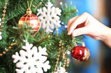 Parlak arkaplanda Noel ağacı süsleme