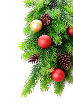 çam ağacı, beyaz izole Noel topları