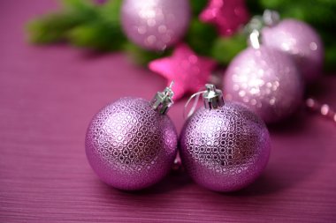 çam ağacı, renkli arka plan üzerinde Noel topları