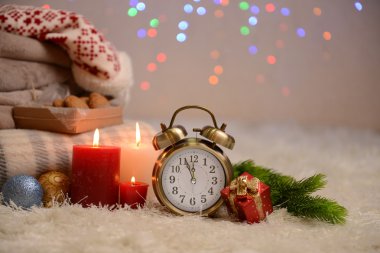 kareli, mumlar ve parlak zemin üzerine beyaz halı üzerinde Noel süslemeleri ile kompozisyon