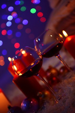 kareli, mumlar ve parlak zemin üzerine beyaz halı üzerinde Noel süslemeleri ile kompozisyon