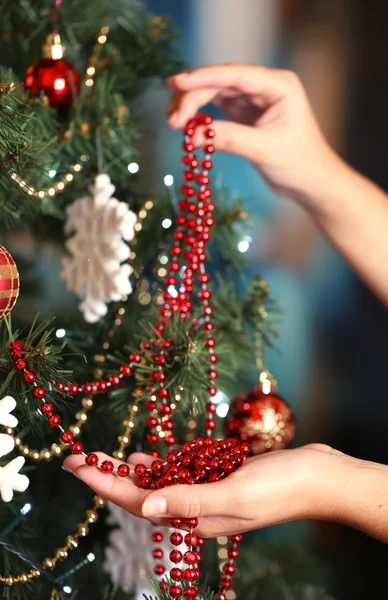 Décorer arbre de Noël sur fond lumineux — Photo