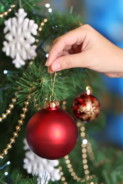 Decoração árvore de Natal no fundo brilhante — Fotografia de Stock