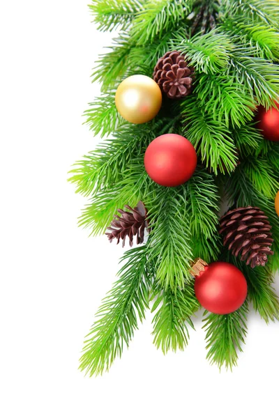 Boules de Noël sur sapin, isolées sur blanc — Photo