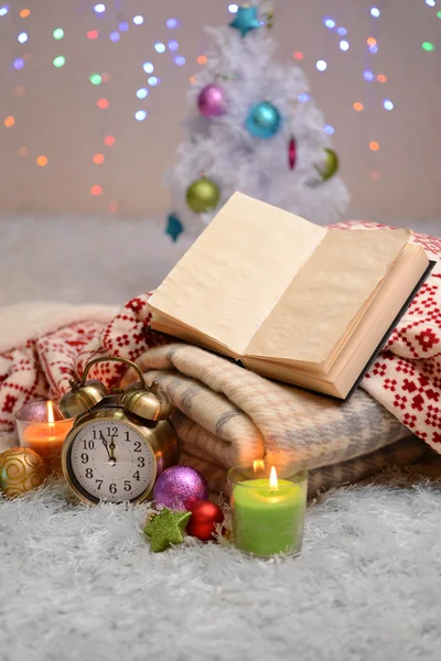 Composición con cuadros, velas y decoraciones navideñas, sobre alfombra blanca sobre fondo brillante — Foto de Stock