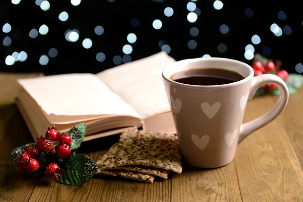 Composição do livro com xícara de café e decorações de Natal na mesa no fundo escuro — Fotografia de Stock