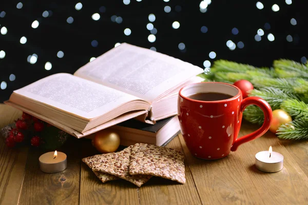 Kahve ve yılbaşı süsleri tablodaki koyu arka plan üzerine bir kitap kompozisyonu — Stok fotoğraf