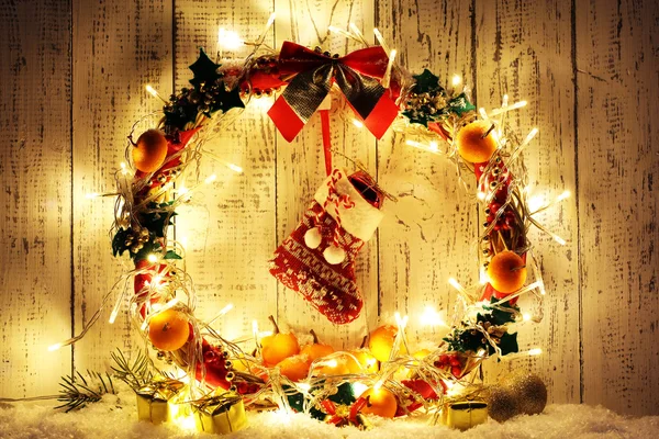 美丽的圣诞花环，木制的背景上 — ストック写真