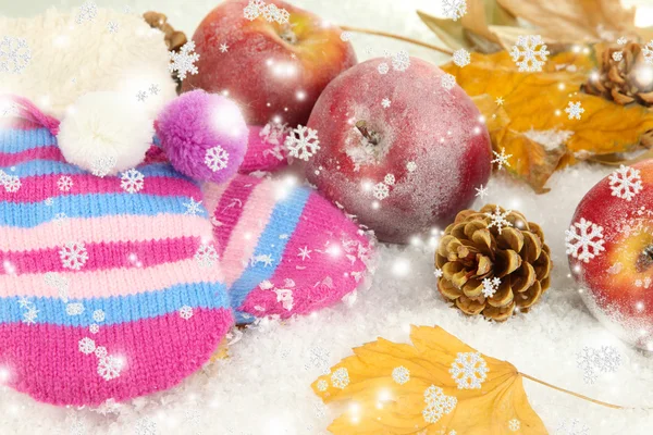 Manzanas rojas con manoplas en nieve de cerca — Foto de Stock