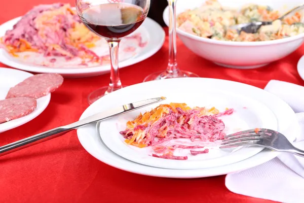 Tabulka s sváteční jídla po hostině detail — Stock fotografie