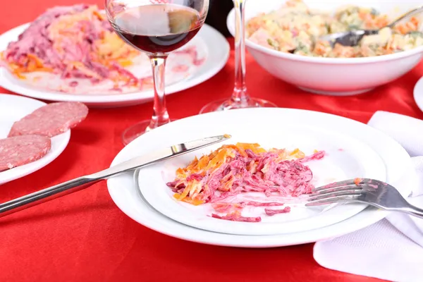 Mesa con platos festivos después de la fiesta de primer plano — Foto de Stock