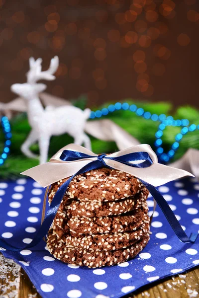 Смачне різдвяне печиво в банці на столі на коричневому фоні — стокове фото