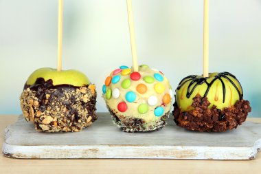 şekerlenmiş elma parlak zemin üzerinde sopa üzerinde