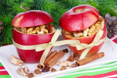 Masanın üzerinde fındık ve kuru üzüm ile doldurulmuş yılbaşı elma kadar yakın