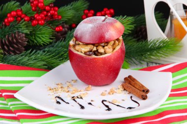 fındık ve kuru üzüm koyu arka plan üzerinde tablo ile doldurulmuş Noel elma