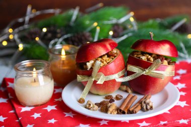 ahşap arka plan üzerinde masa üzerinde fındık ve kuru üzüm ile yılbaşı elma dolması