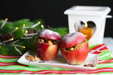 fındık ve kuru üzüm koyu arka plan üzerinde tablo ile doldurulmuş Noel elma