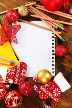 Noel Baba'ya mektup üzerinde ahşap masa yakın çekim